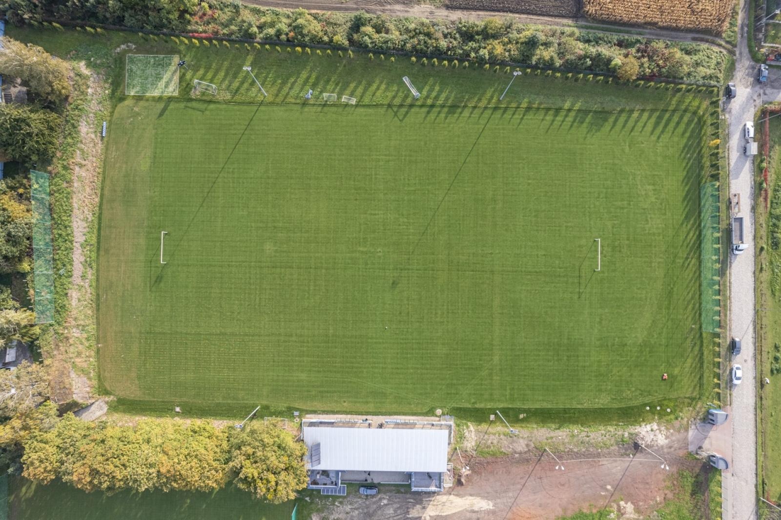 Zdjęcie w galerii na portalu naszraciborz.pl: Stadion przy Srebrnej ma blisko dwa hektary nowej murawy wiadomości z regionu
