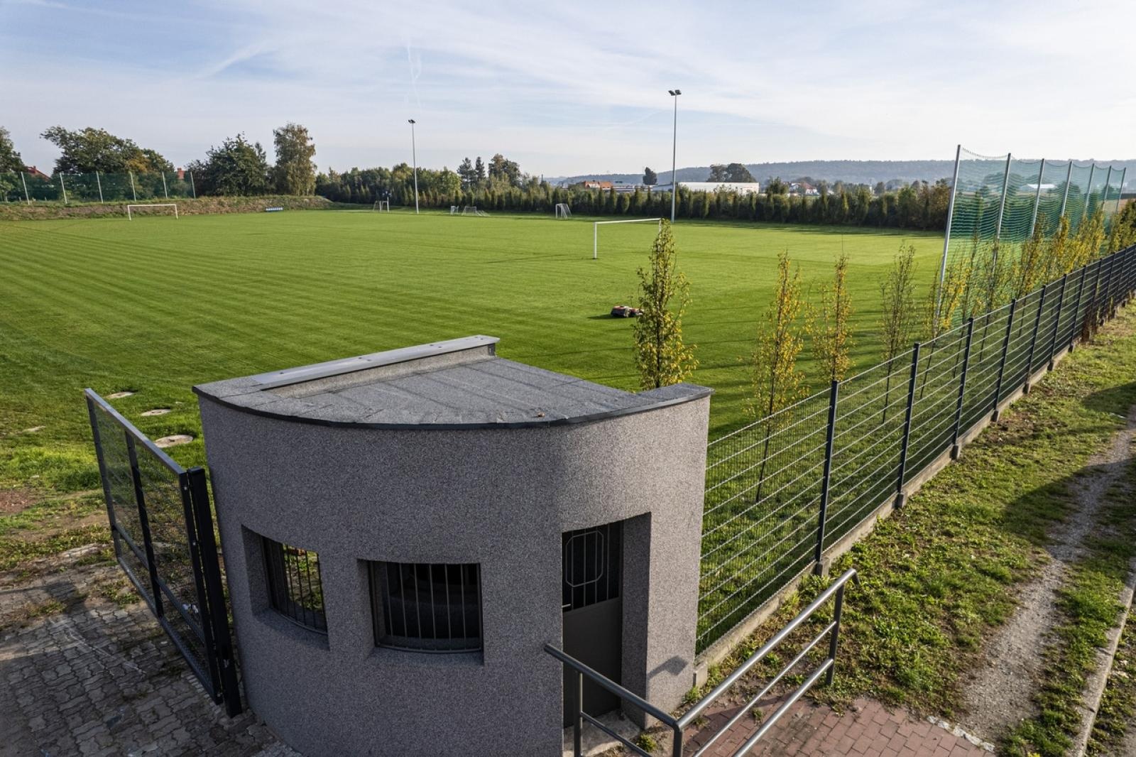 Zdjęcie w galerii na portalu naszraciborz.pl: Stadion przy Srebrnej ma blisko dwa hektary nowej murawy wiadomości z regionu