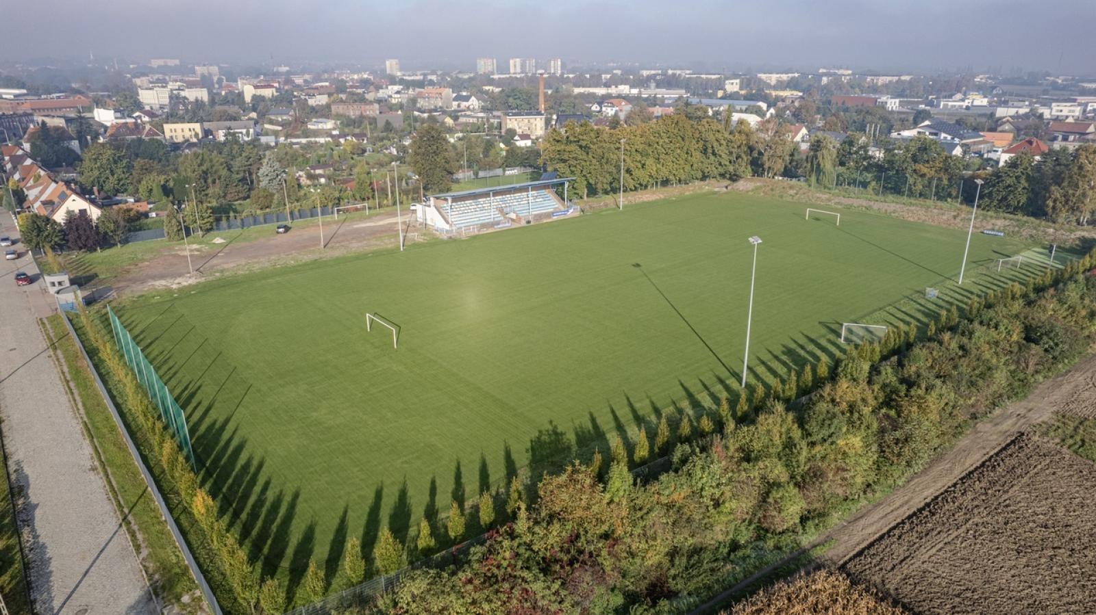 Zdjęcie w galerii na portalu naszraciborz.pl: Stadion przy Srebrnej ma blisko dwa hektary nowej murawy wiadomości z regionu
