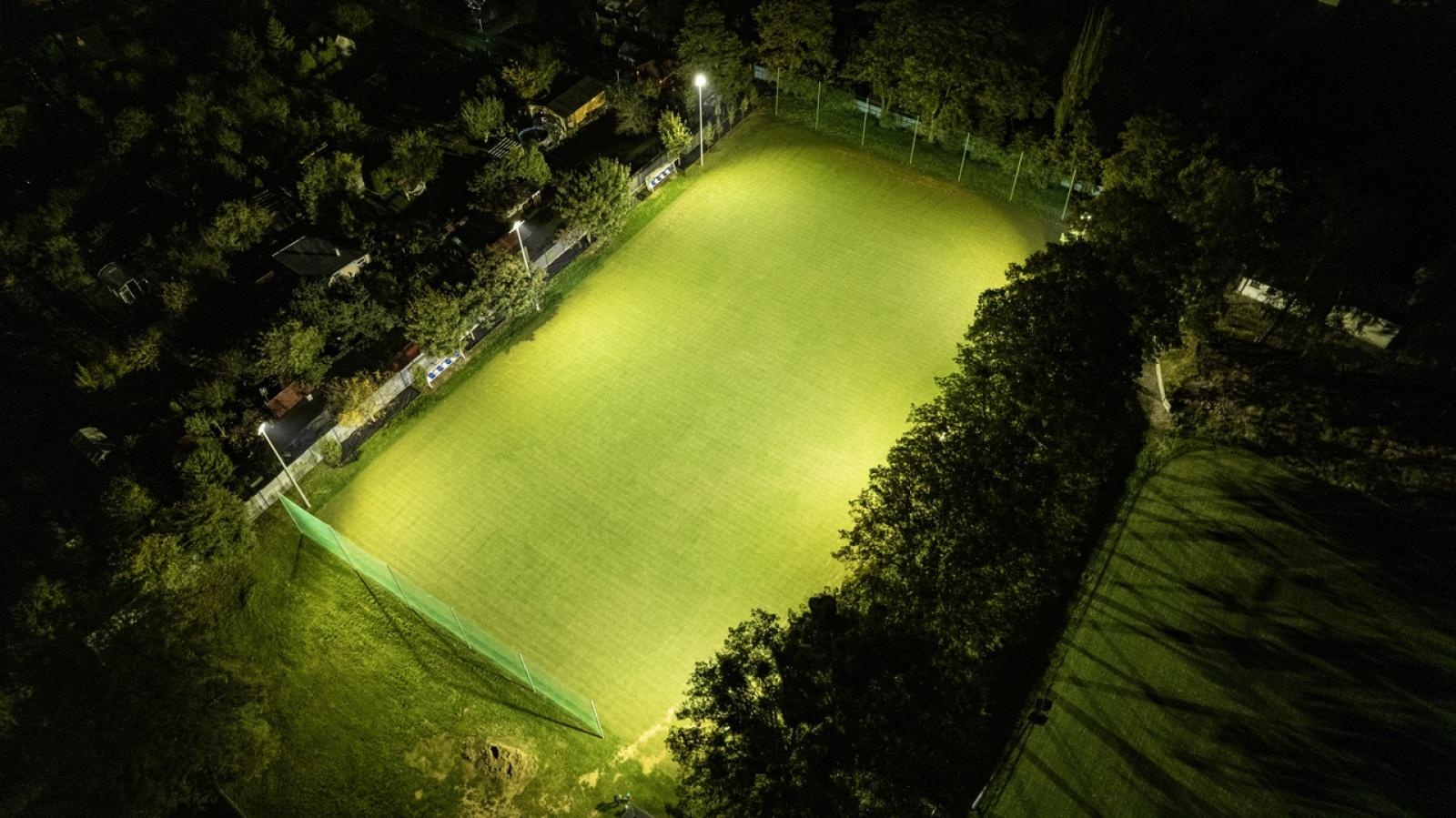 Zdjęcie w galerii na portalu naszraciborz.pl: Stadion przy Srebrnej ma blisko dwa hektary nowej murawy wiadomości z regionu