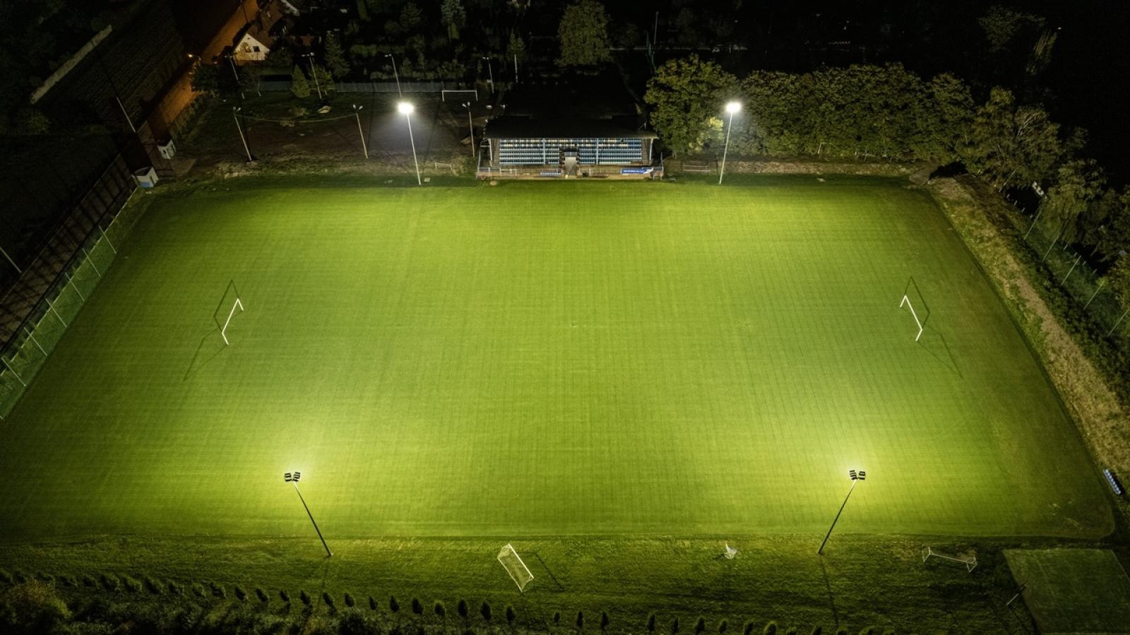 Zdjęcie w galerii na portalu naszraciborz.pl: Stadion przy Srebrnej ma blisko dwa hektary nowej murawy wiadomości z regionu