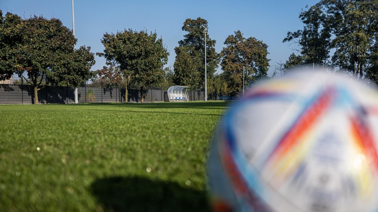 Zdjęcie w galerii na portalu naszraciborz.pl: Stadion przy Srebrnej ma blisko dwa hektary nowej murawy wiadomości z regionu