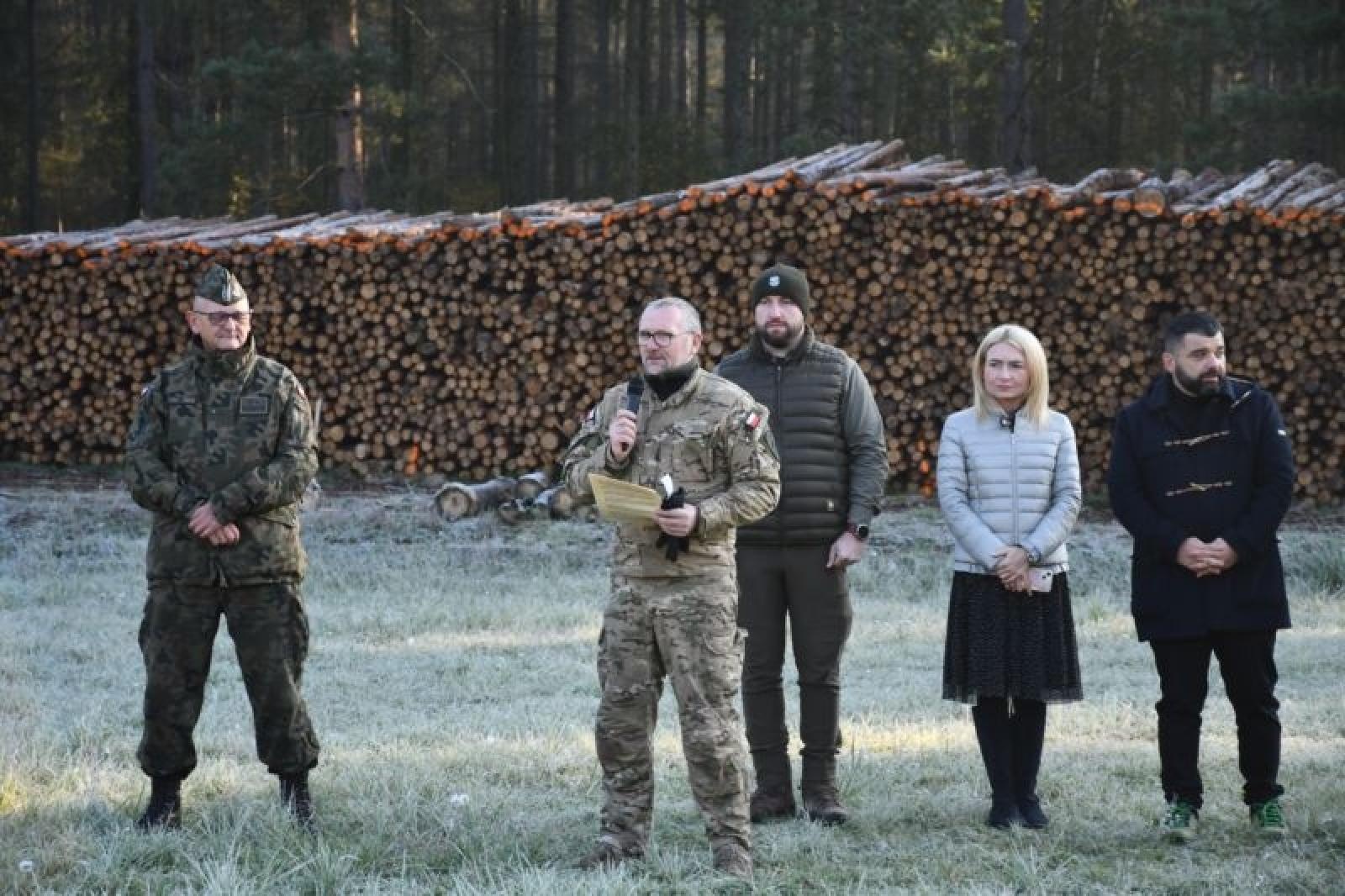 Zdjęcie w galerii na portalu naszraciborz.pl: Uczniowie w mundurach rywalizowali w rudzkich lasach wiadomości z regionu