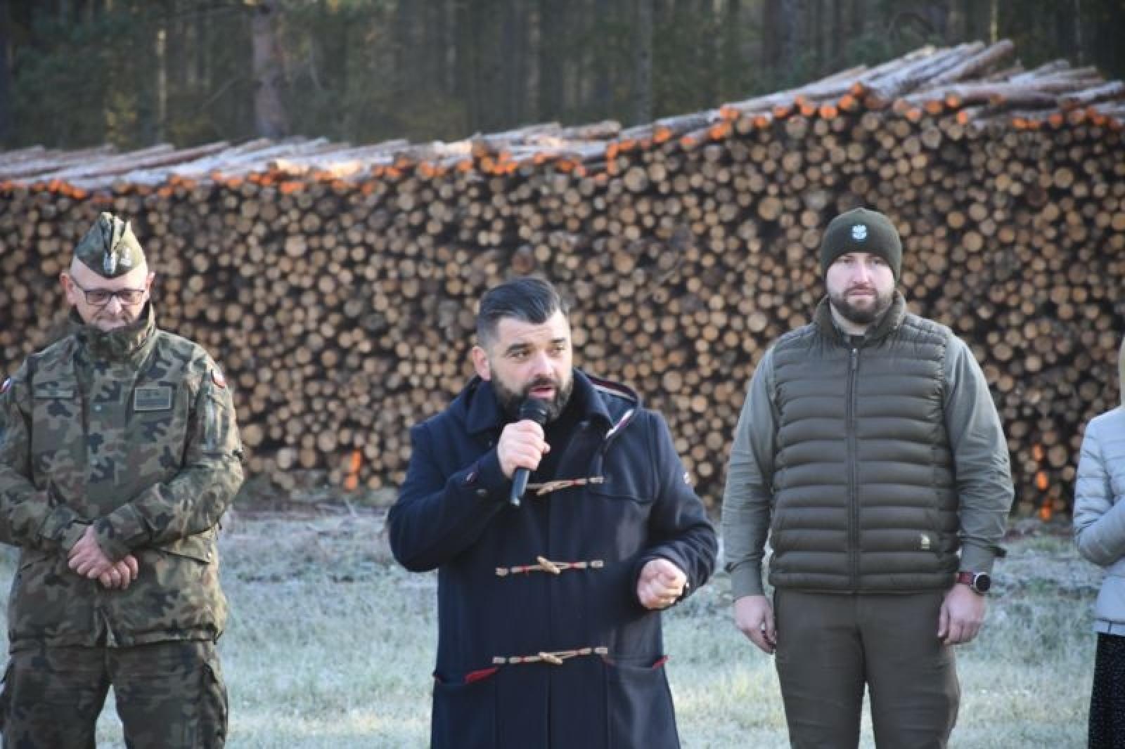 Zdjęcie w galerii na portalu naszraciborz.pl: Uczniowie w mundurach rywalizowali w rudzkich lasach wiadomości z regionu