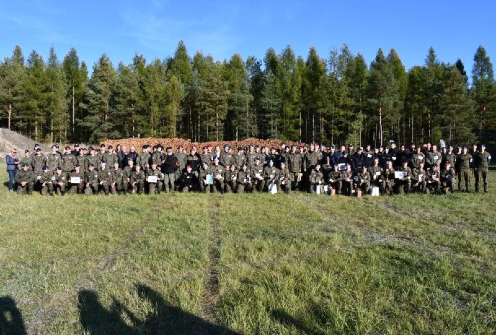 Zdjęcie w galerii na portalu naszraciborz.pl: Uczniowie w mundurach rywalizowali w rudzkich lasach wiadomości z regionu