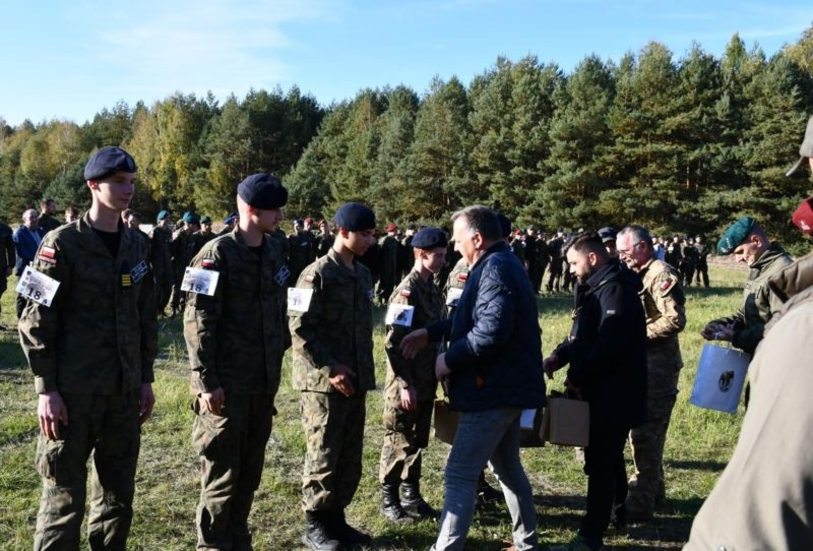 Zdjęcie w galerii na portalu naszraciborz.pl: Uczniowie w mundurach rywalizowali w rudzkich lasach wiadomości z regionu