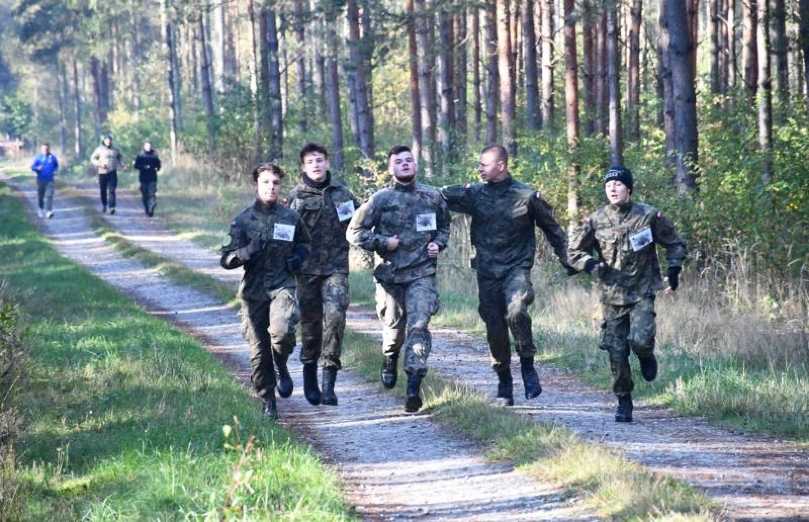 Zdjęcie w galerii na portalu naszraciborz.pl: Uczniowie w mundurach rywalizowali w rudzkich lasach wiadomości z regionu