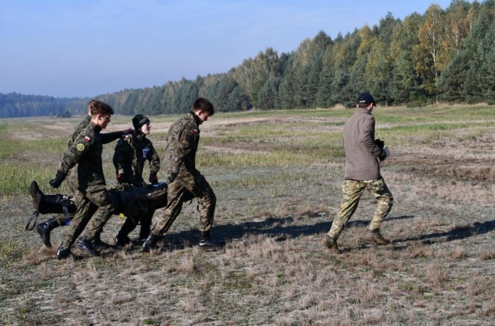 Zdjęcie w galerii na portalu naszraciborz.pl: Uczniowie w mundurach rywalizowali w rudzkich lasach wiadomości z regionu