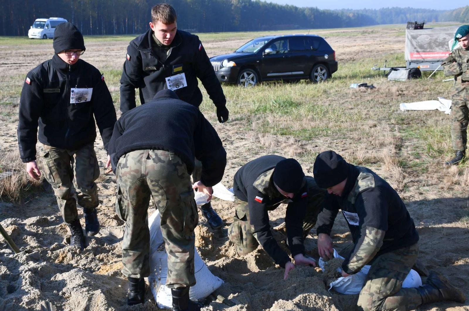 Zdjęcie w galerii na portalu naszraciborz.pl: Uczniowie w mundurach rywalizowali w rudzkich lasach wiadomości z regionu