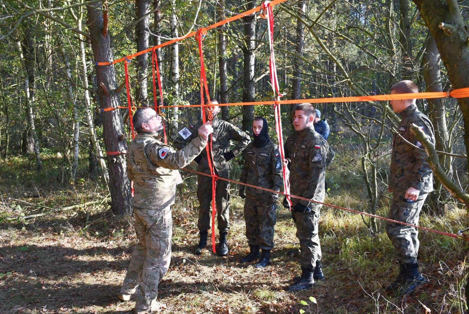 Zdjęcie w galerii na portalu naszraciborz.pl: Uczniowie w mundurach rywalizowali w rudzkich lasach wiadomości z regionu