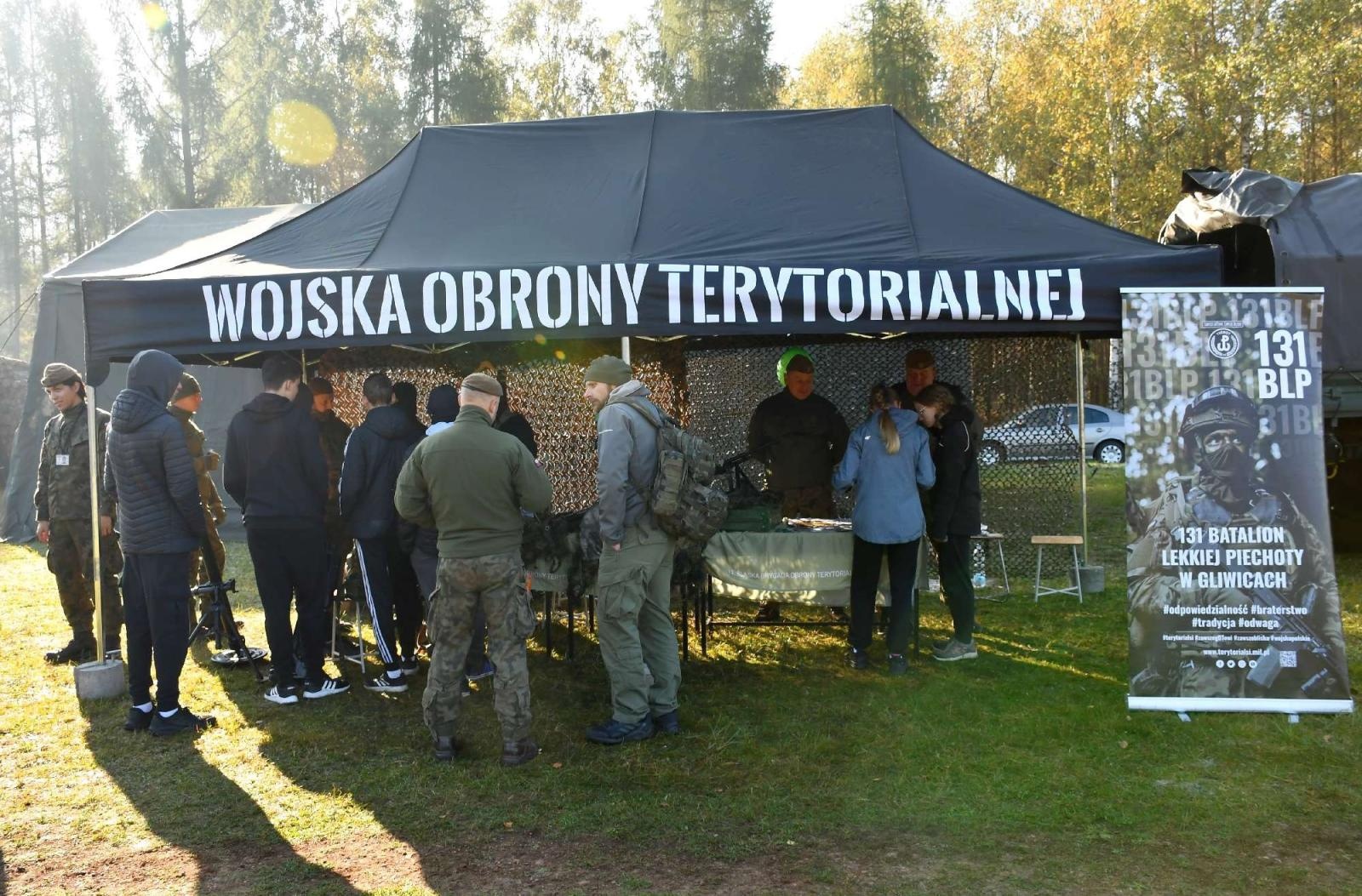 Zdjęcie w galerii na portalu naszraciborz.pl: Uczniowie w mundurach rywalizowali w rudzkich lasach wiadomości z regionu