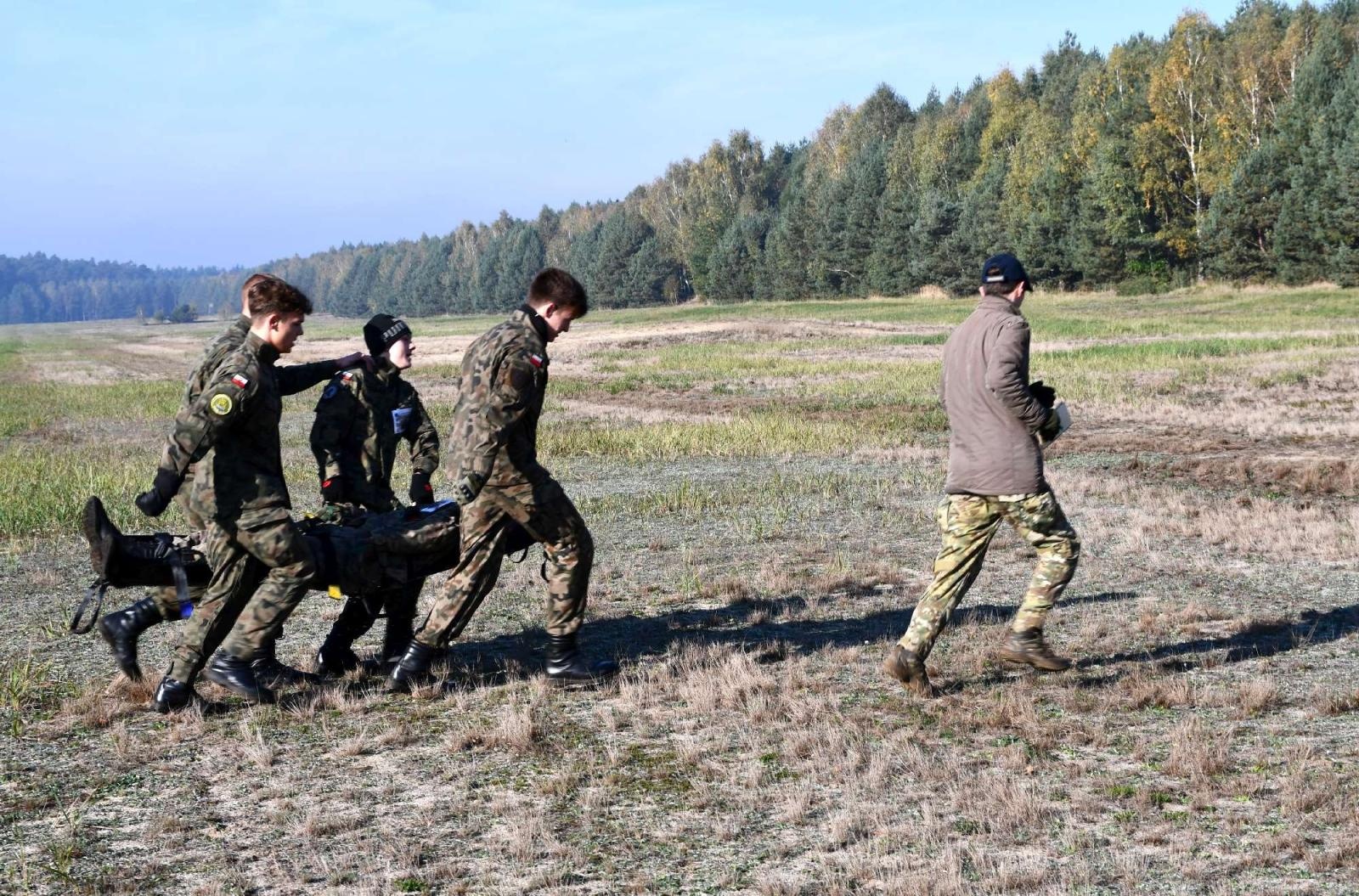 Zdjęcie w galerii na portalu naszraciborz.pl: Uczniowie w mundurach rywalizowali w rudzkich lasach wiadomości z regionu