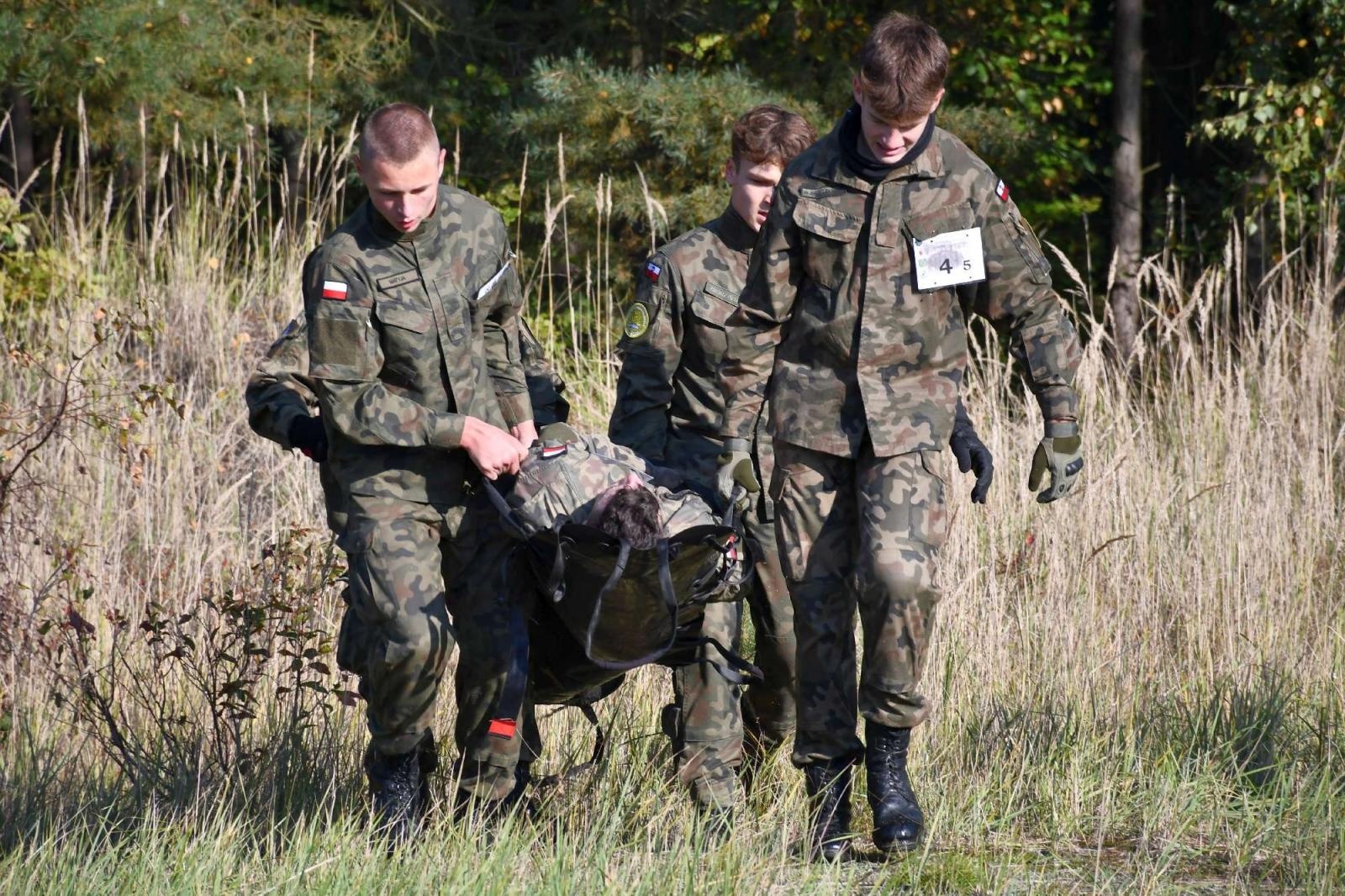 Zdjęcie w galerii na portalu naszraciborz.pl: Uczniowie w mundurach rywalizowali w rudzkich lasach wiadomości z regionu
