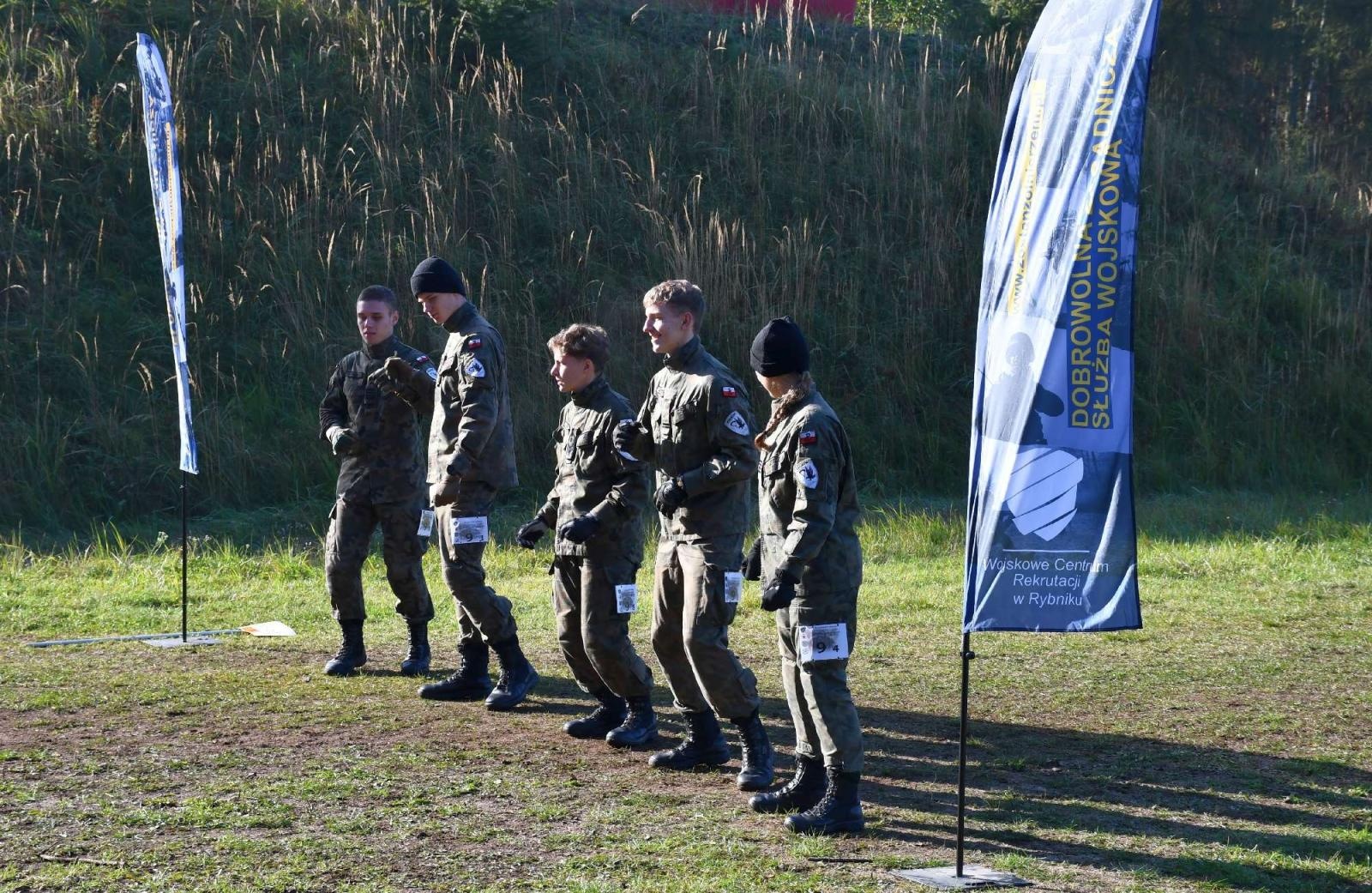 Zdjęcie w galerii na portalu naszraciborz.pl: Uczniowie w mundurach rywalizowali w rudzkich lasach wiadomości z regionu