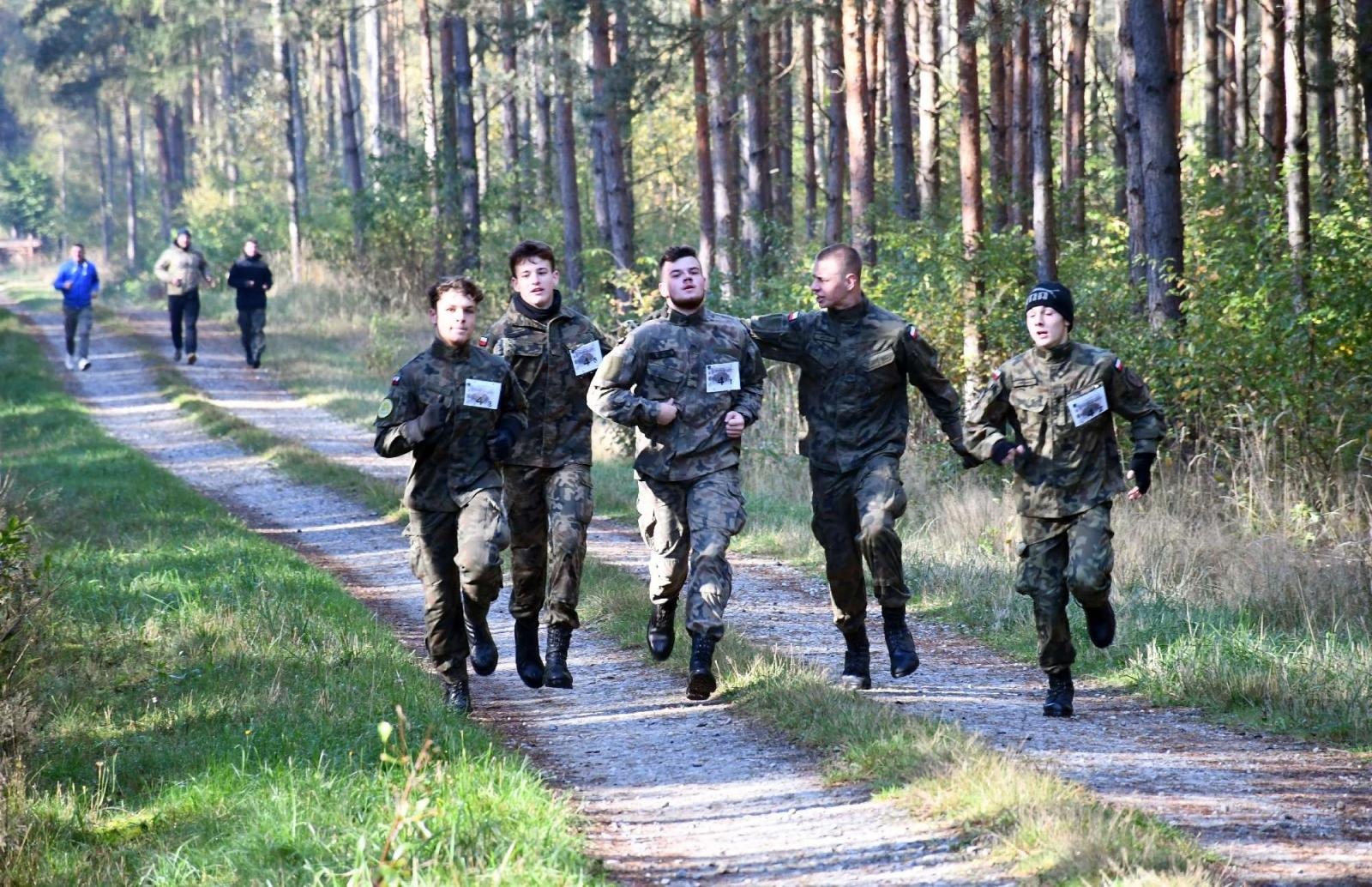 Zdjęcie w galerii na portalu naszraciborz.pl: Uczniowie w mundurach rywalizowali w rudzkich lasach wiadomości z regionu