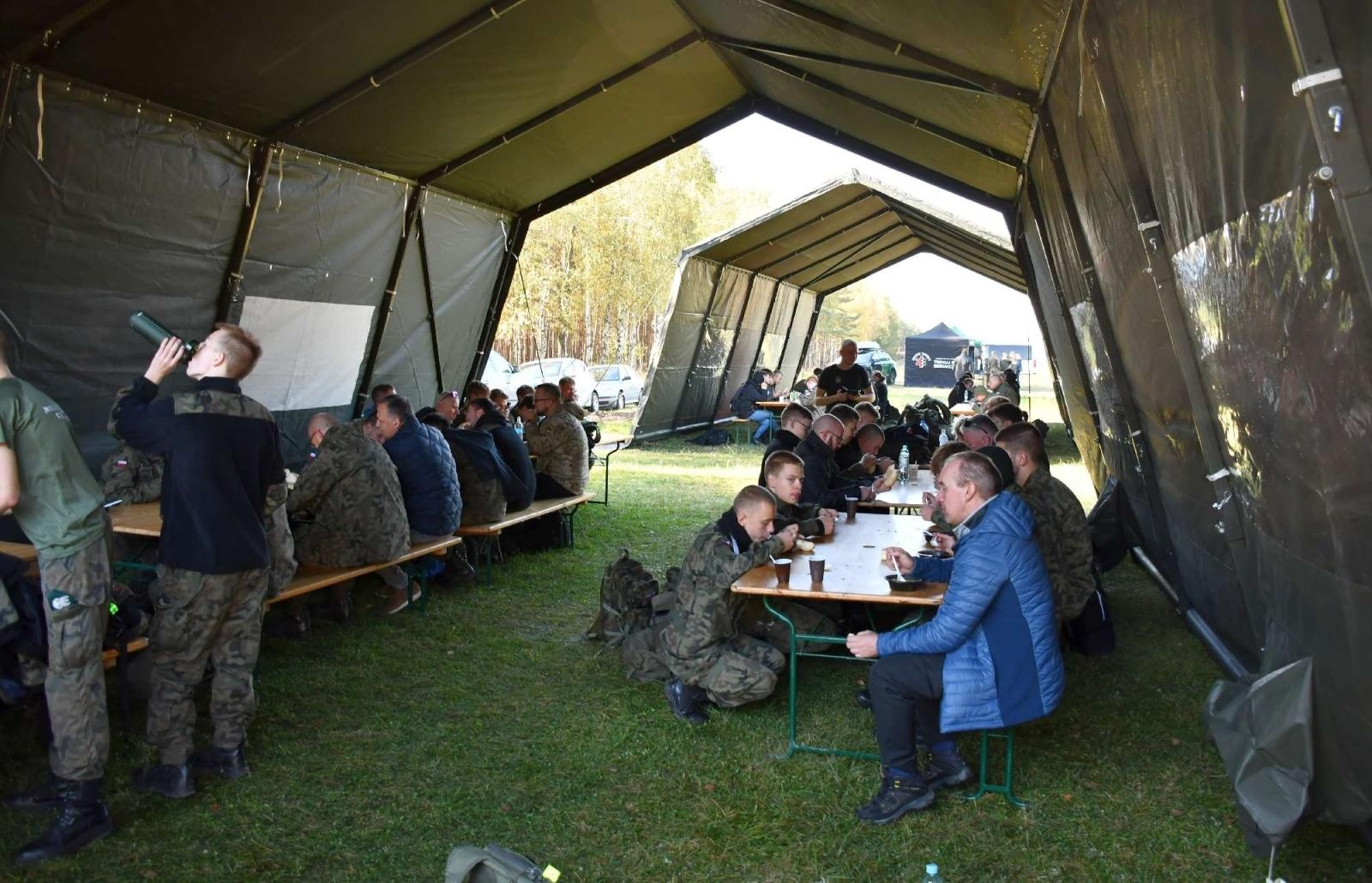 Zdjęcie w galerii na portalu naszraciborz.pl: Uczniowie w mundurach rywalizowali w rudzkich lasach wiadomości z regionu