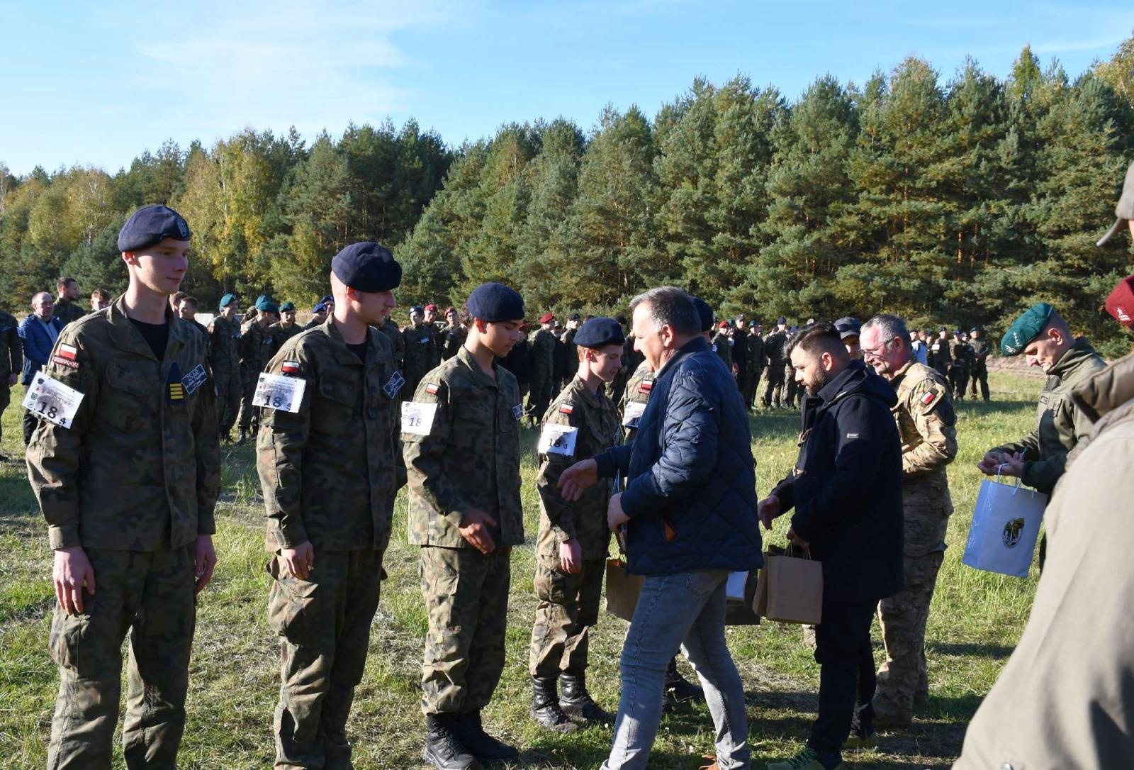 Zdjęcie w galerii na portalu naszraciborz.pl: Uczniowie w mundurach rywalizowali w rudzkich lasach wiadomości z regionu