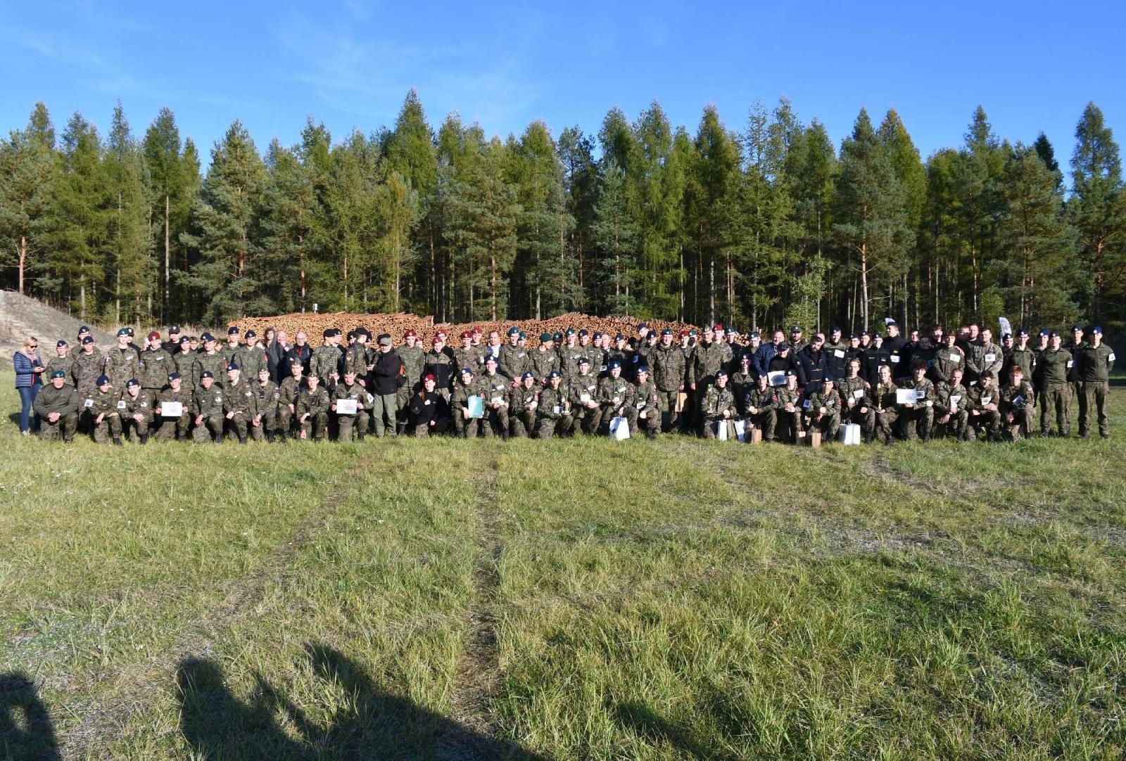 Zdjęcie w galerii na portalu naszraciborz.pl: Uczniowie w mundurach rywalizowali w rudzkich lasach wiadomości z regionu