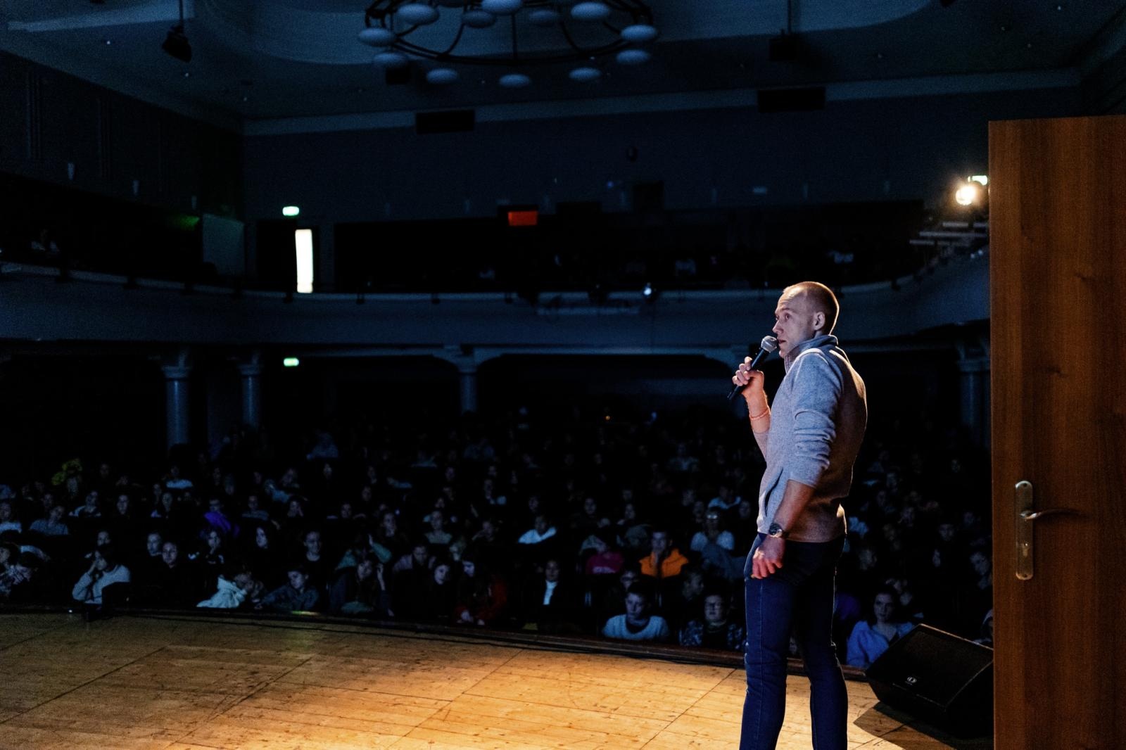 Zdjęcie w galerii na portalu naszraciborz.pl: XIX Raciborski Festiwal Podróżniczy Wiatraki oficjalnie rozpoczęty! wiadomości z regionu