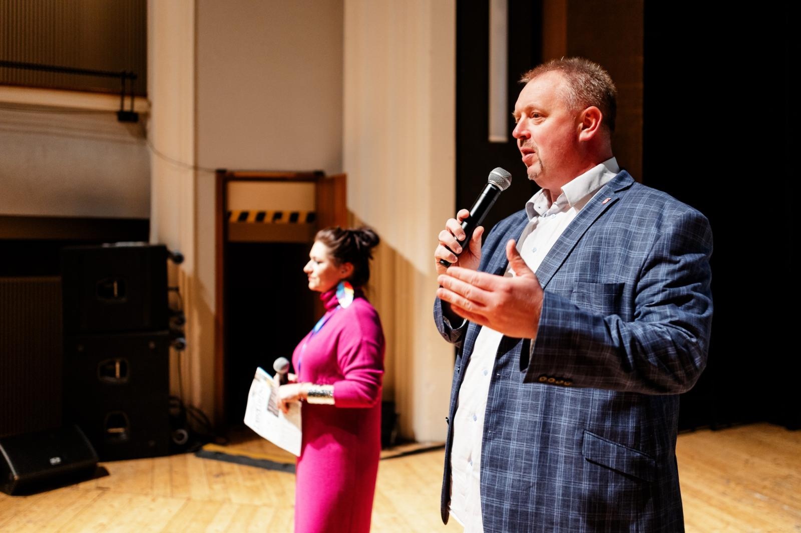 Zdjęcie w galerii na portalu naszraciborz.pl: XIX Raciborski Festiwal Podróżniczy Wiatraki oficjalnie rozpoczęty! wiadomości z regionu