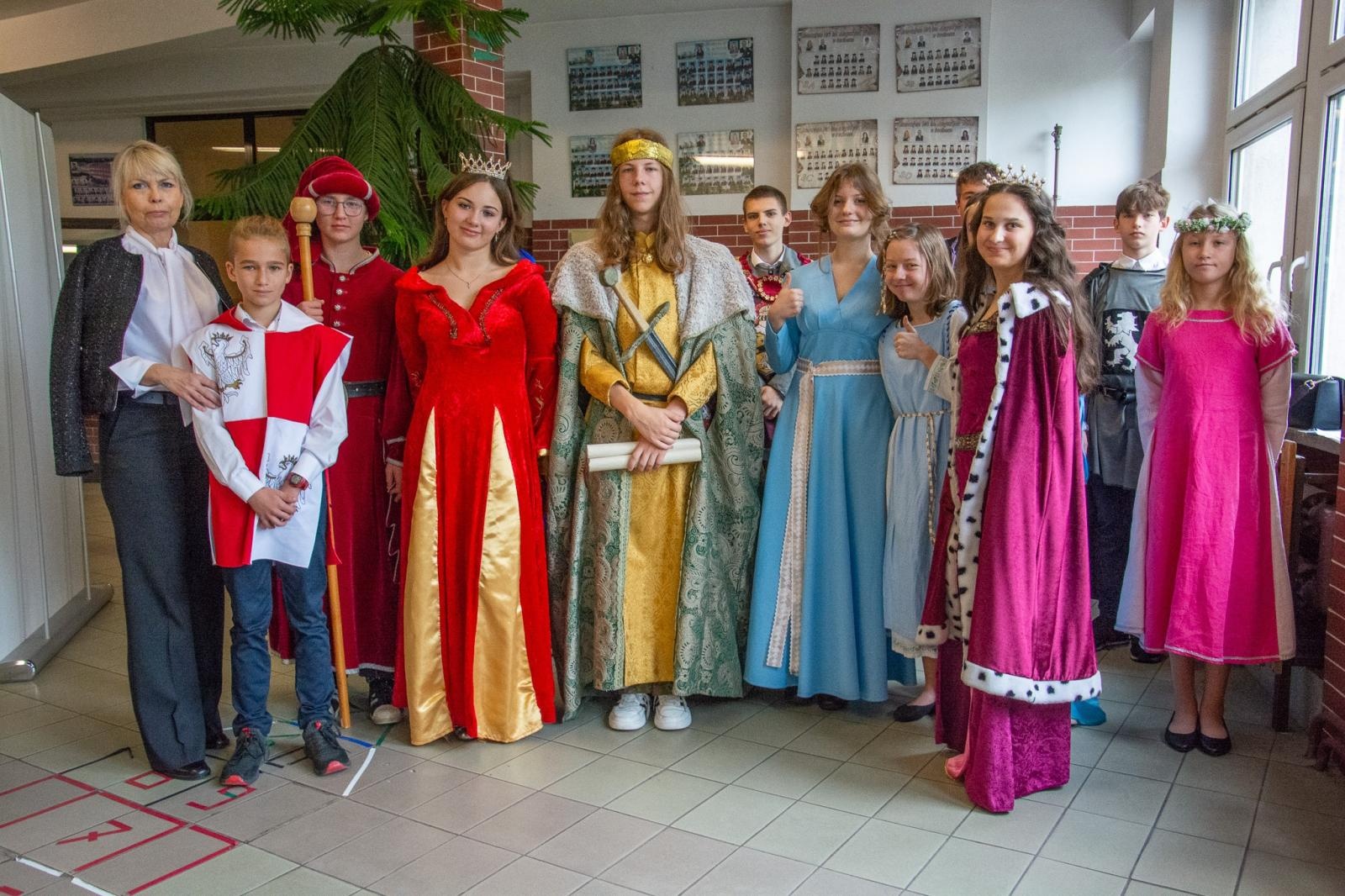 Zdjęcie w galerii na portalu naszraciborz.pl: Urodziny Osiemnastki. 30 lat szkoły w kalejdoskopie wiadomości z regionu