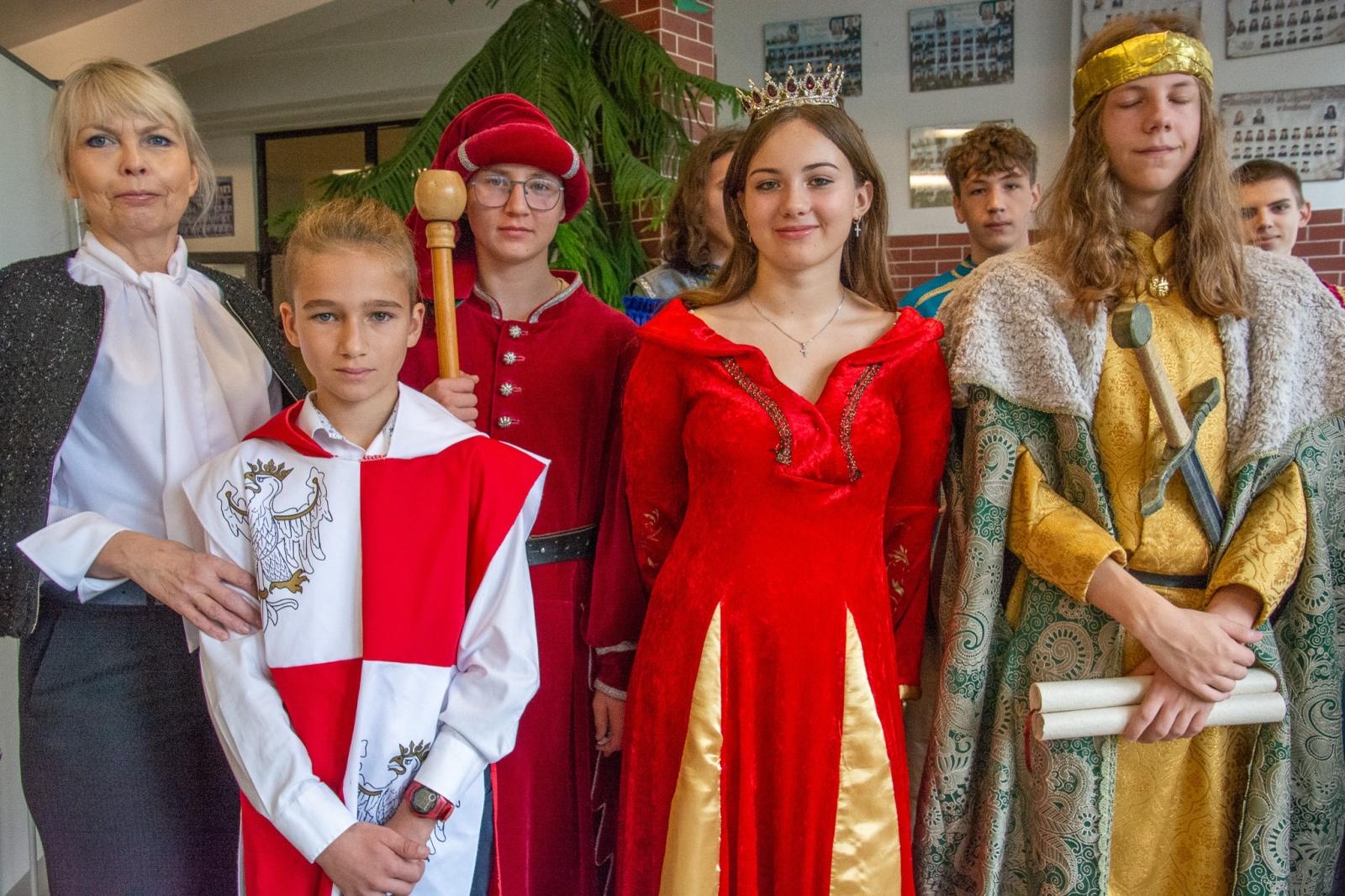 Zdjęcie w galerii na portalu naszraciborz.pl: Urodziny Osiemnastki. 30 lat szkoły w kalejdoskopie wiadomości z regionu