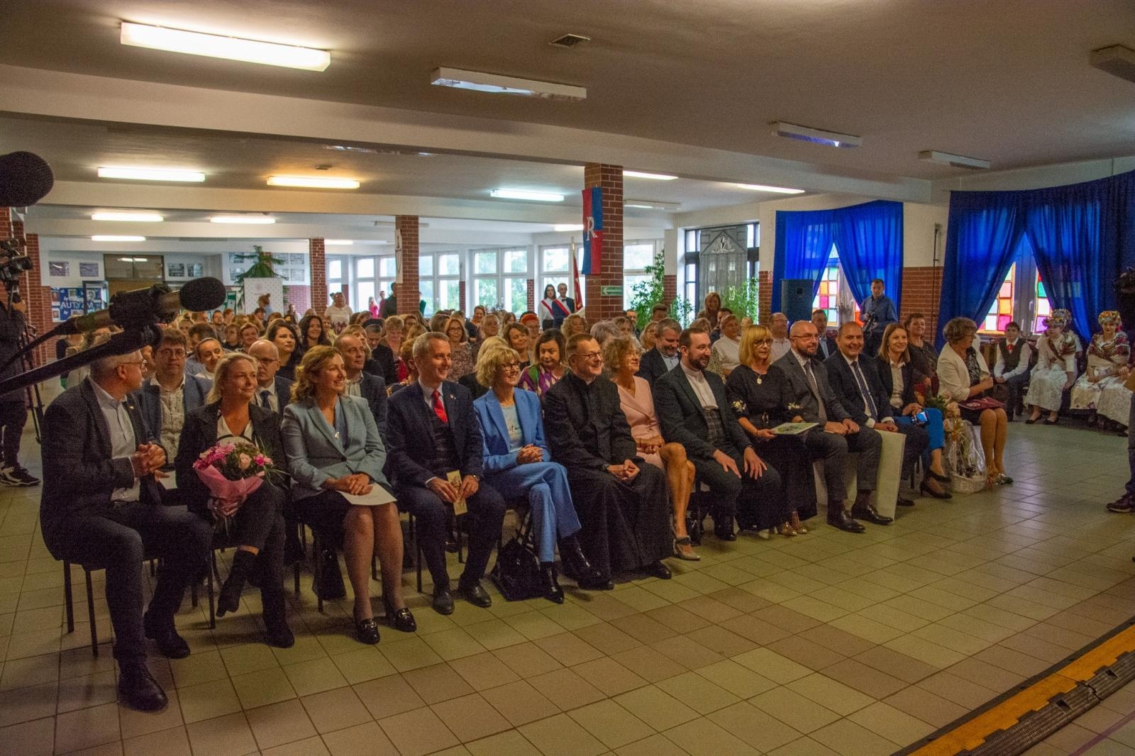 Zdjęcie w galerii na portalu naszraciborz.pl: Urodziny Osiemnastki. 30 lat szkoły w kalejdoskopie wiadomości z regionu