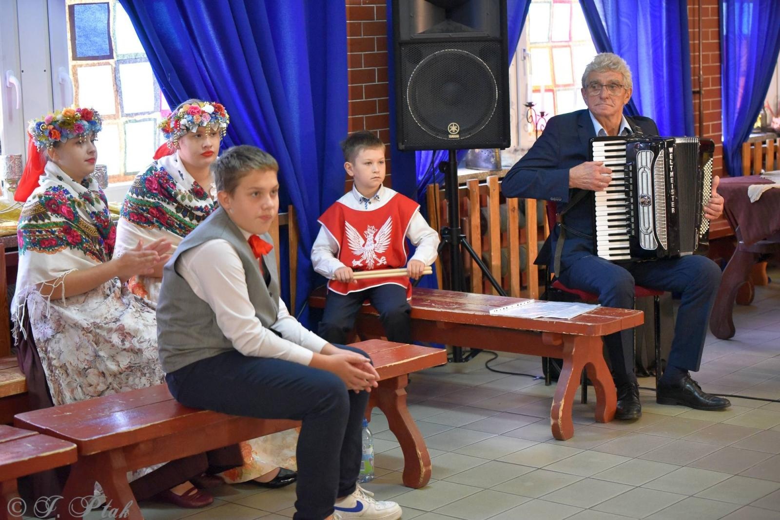 Zdjęcie w galerii na portalu naszraciborz.pl: Urodziny Osiemnastki. 30 lat szkoły w kalejdoskopie wiadomości z regionu