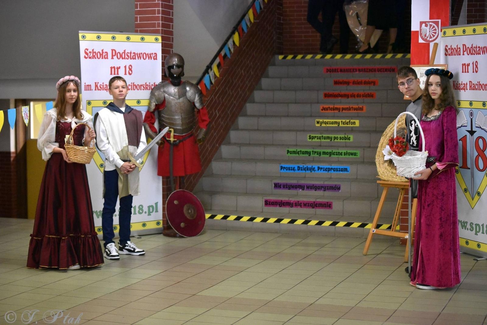 Zdjęcie w galerii na portalu naszraciborz.pl: Urodziny Osiemnastki. 30 lat szkoły w kalejdoskopie wiadomości z regionu