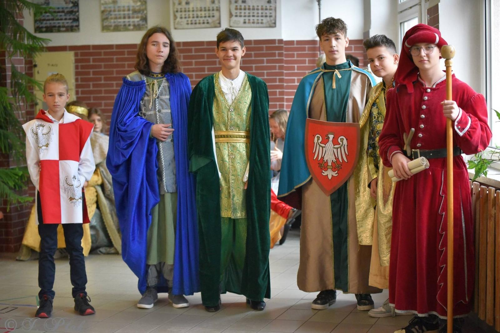 Zdjęcie w galerii na portalu naszraciborz.pl: Urodziny Osiemnastki. 30 lat szkoły w kalejdoskopie wiadomości z regionu