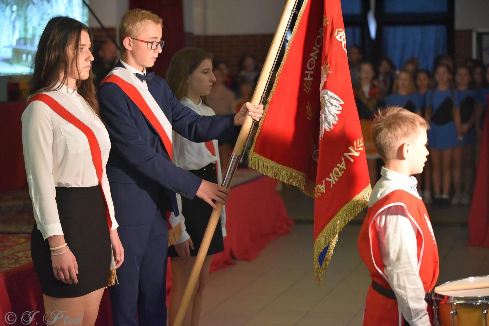 Zdjęcie w galerii na portalu naszraciborz.pl: Urodziny Osiemnastki. 30 lat szkoły w kalejdoskopie wiadomości z regionu