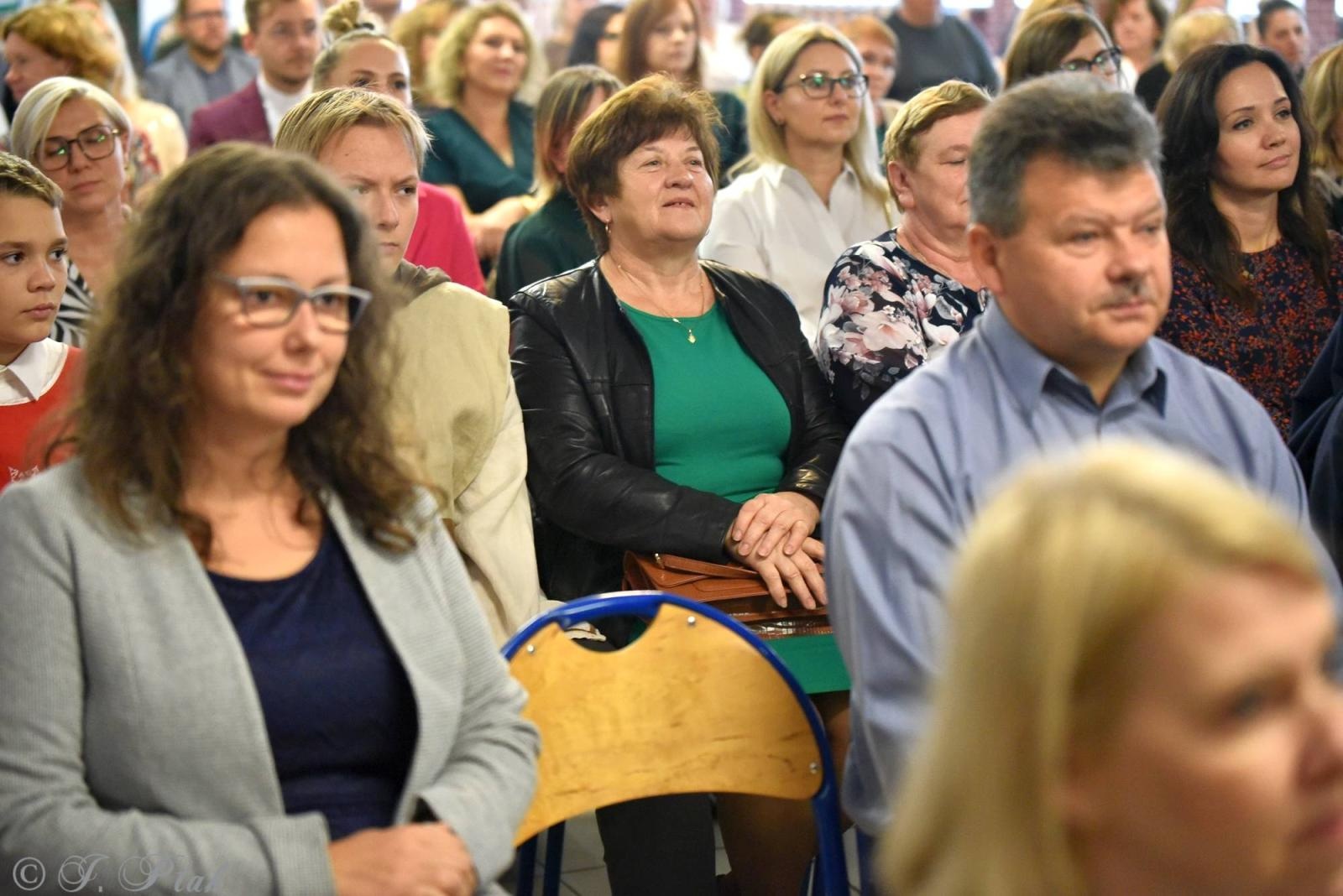 Zdjęcie w galerii na portalu naszraciborz.pl: Urodziny Osiemnastki. 30 lat szkoły w kalejdoskopie wiadomości z regionu