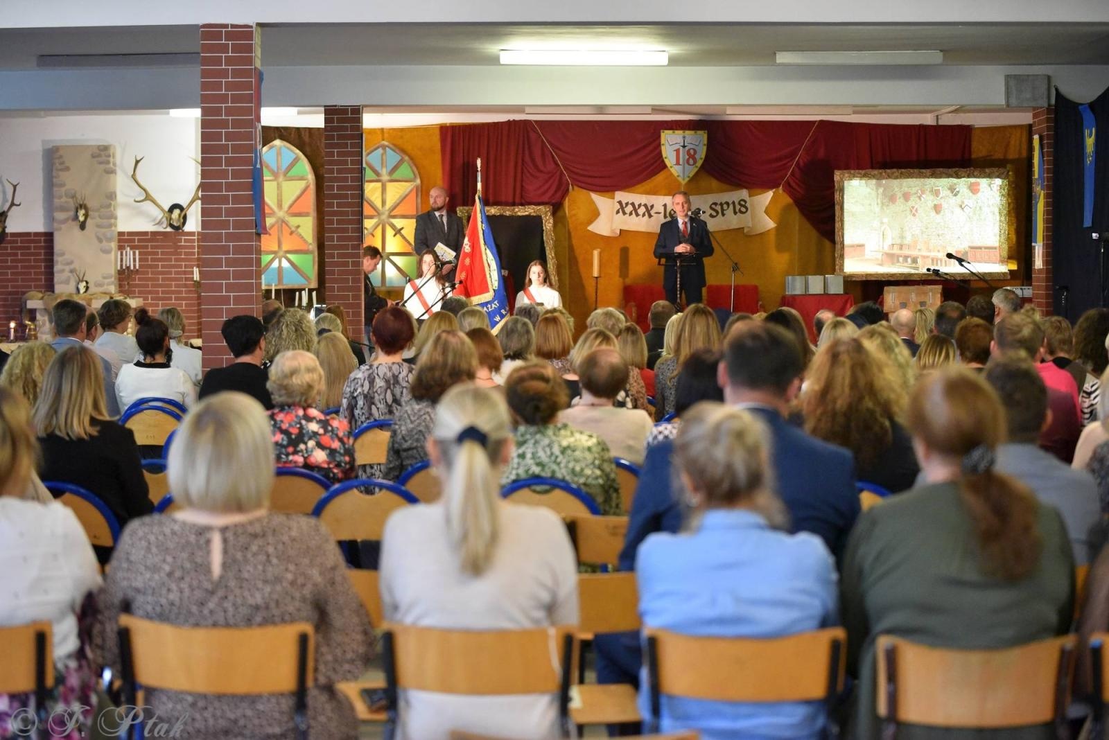 Zdjęcie w galerii na portalu naszraciborz.pl: Urodziny Osiemnastki. 30 lat szkoły w kalejdoskopie wiadomości z regionu