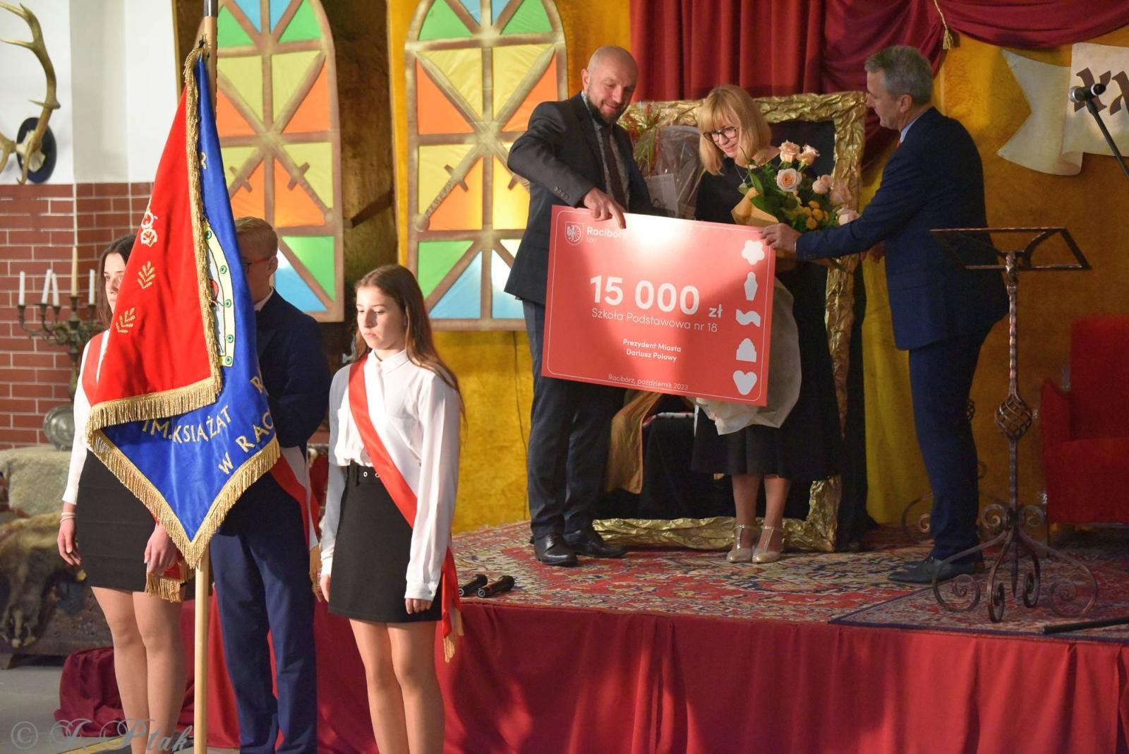 Zdjęcie w galerii na portalu naszraciborz.pl: Urodziny Osiemnastki. 30 lat szkoły w kalejdoskopie wiadomości z regionu