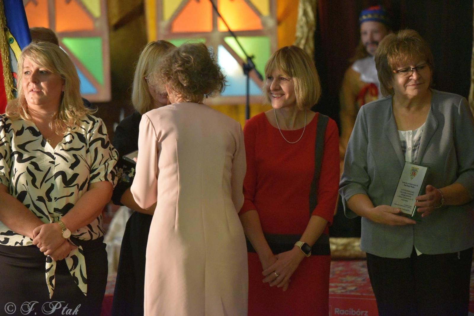 Zdjęcie w galerii na portalu naszraciborz.pl: Urodziny Osiemnastki. 30 lat szkoły w kalejdoskopie wiadomości z regionu