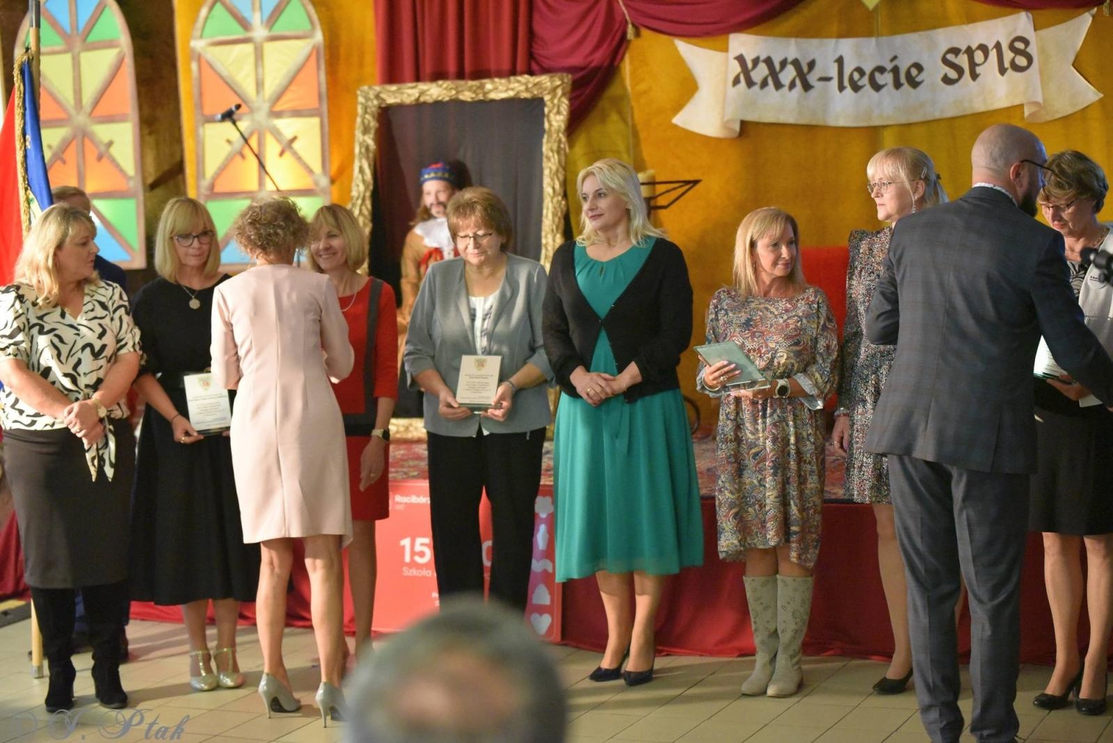 Zdjęcie w galerii na portalu naszraciborz.pl: Urodziny Osiemnastki. 30 lat szkoły w kalejdoskopie wiadomości z regionu