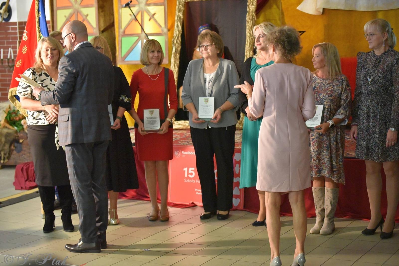 Zdjęcie w galerii na portalu naszraciborz.pl: Urodziny Osiemnastki. 30 lat szkoły w kalejdoskopie wiadomości z regionu