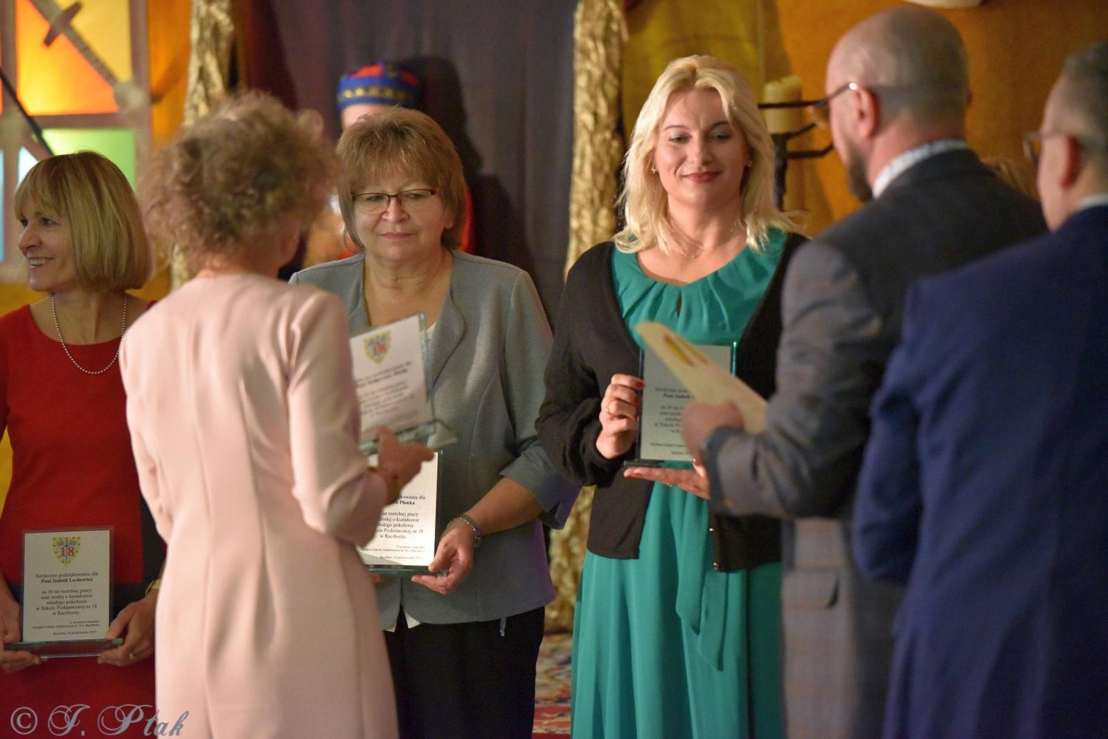 Zdjęcie w galerii na portalu naszraciborz.pl: Urodziny Osiemnastki. 30 lat szkoły w kalejdoskopie wiadomości z regionu