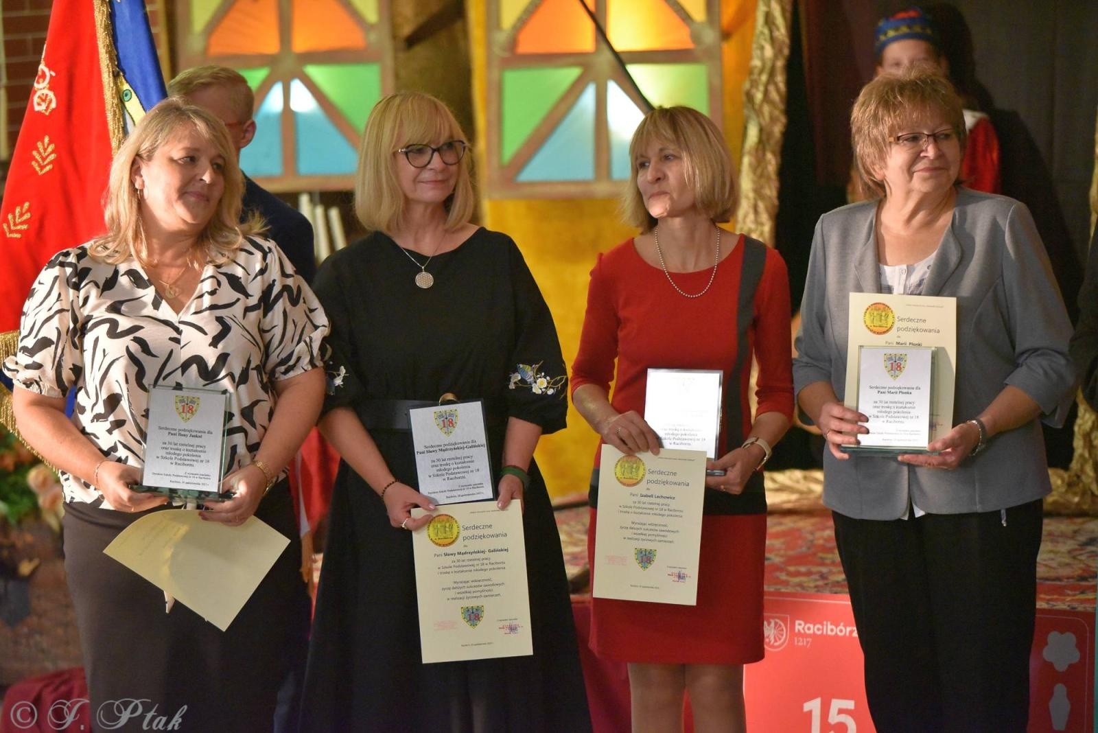 Zdjęcie w galerii na portalu naszraciborz.pl: Urodziny Osiemnastki. 30 lat szkoły w kalejdoskopie wiadomości z regionu