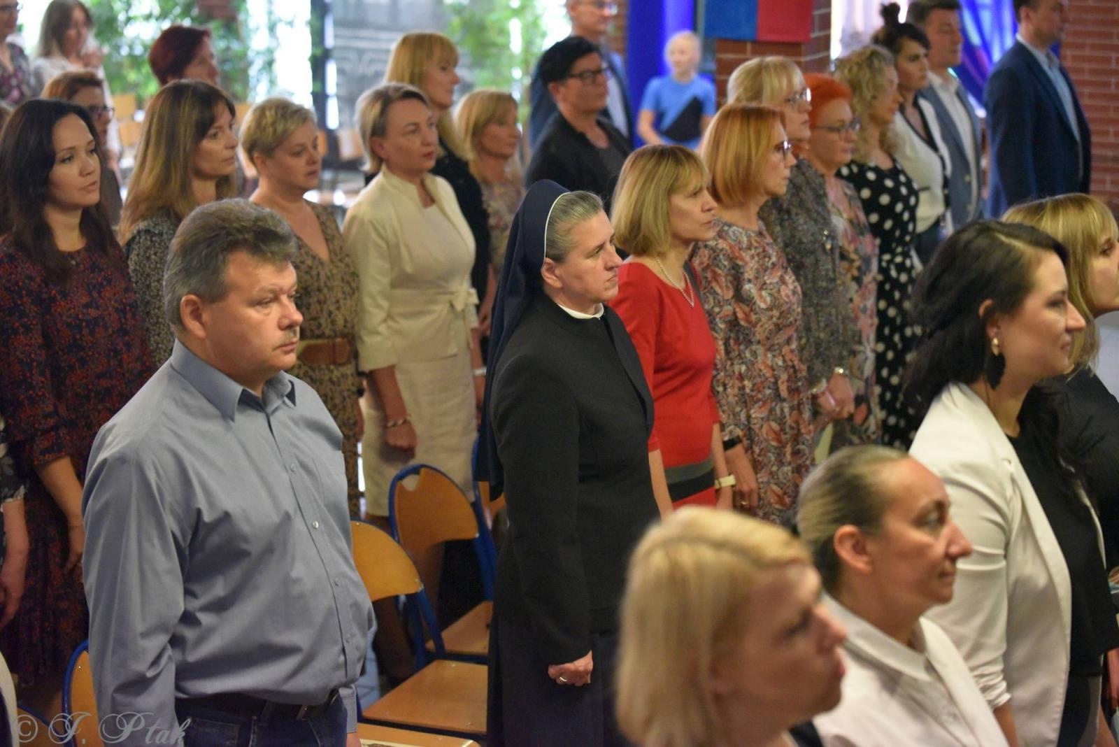 Zdjęcie w galerii na portalu naszraciborz.pl: Urodziny Osiemnastki. 30 lat szkoły w kalejdoskopie wiadomości z regionu