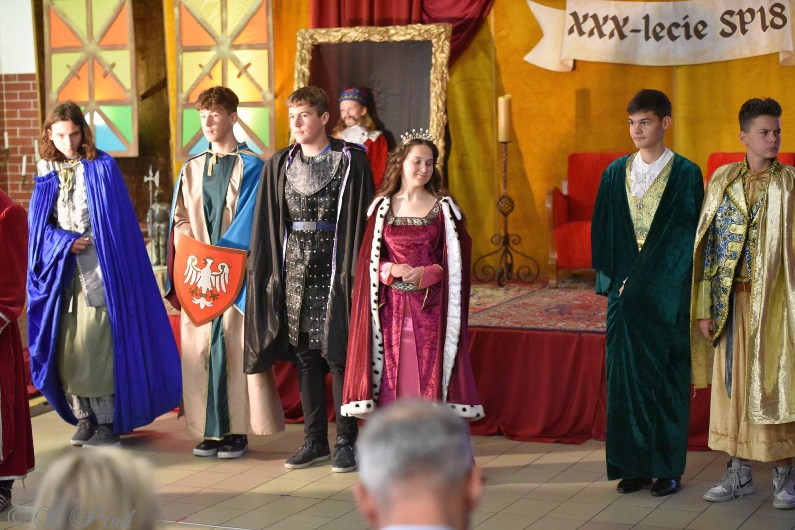 Zdjęcie w galerii na portalu naszraciborz.pl: Urodziny Osiemnastki. 30 lat szkoły w kalejdoskopie wiadomości z regionu