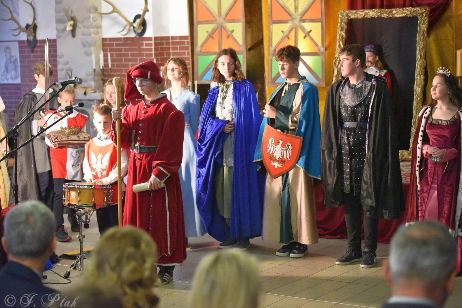 Zdjęcie w galerii na portalu naszraciborz.pl: Urodziny Osiemnastki. 30 lat szkoły w kalejdoskopie wiadomości z regionu