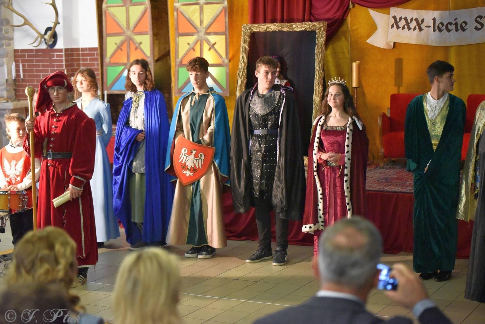 Zdjęcie w galerii na portalu naszraciborz.pl: Urodziny Osiemnastki. 30 lat szkoły w kalejdoskopie wiadomości z regionu