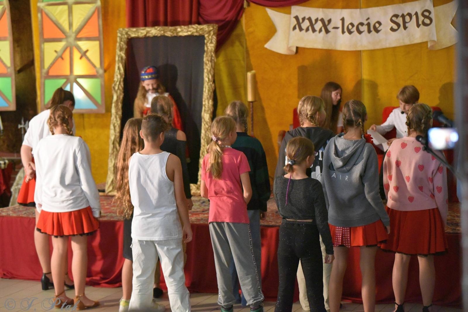 Zdjęcie w galerii na portalu naszraciborz.pl: Urodziny Osiemnastki. 30 lat szkoły w kalejdoskopie wiadomości z regionu