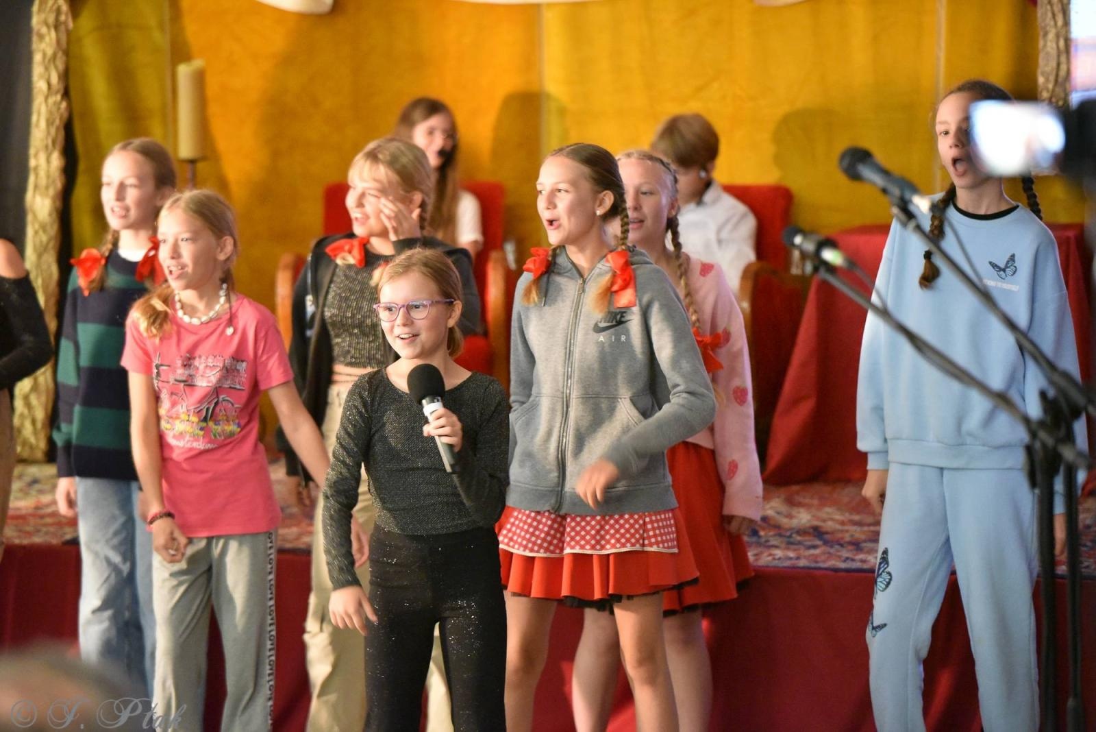 Zdjęcie w galerii na portalu naszraciborz.pl: Urodziny Osiemnastki. 30 lat szkoły w kalejdoskopie wiadomości z regionu