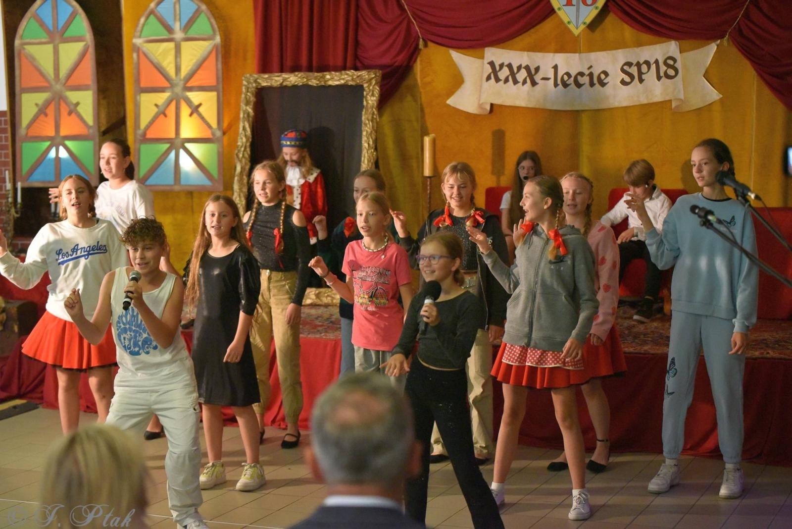 Zdjęcie w galerii na portalu naszraciborz.pl: Urodziny Osiemnastki. 30 lat szkoły w kalejdoskopie wiadomości z regionu