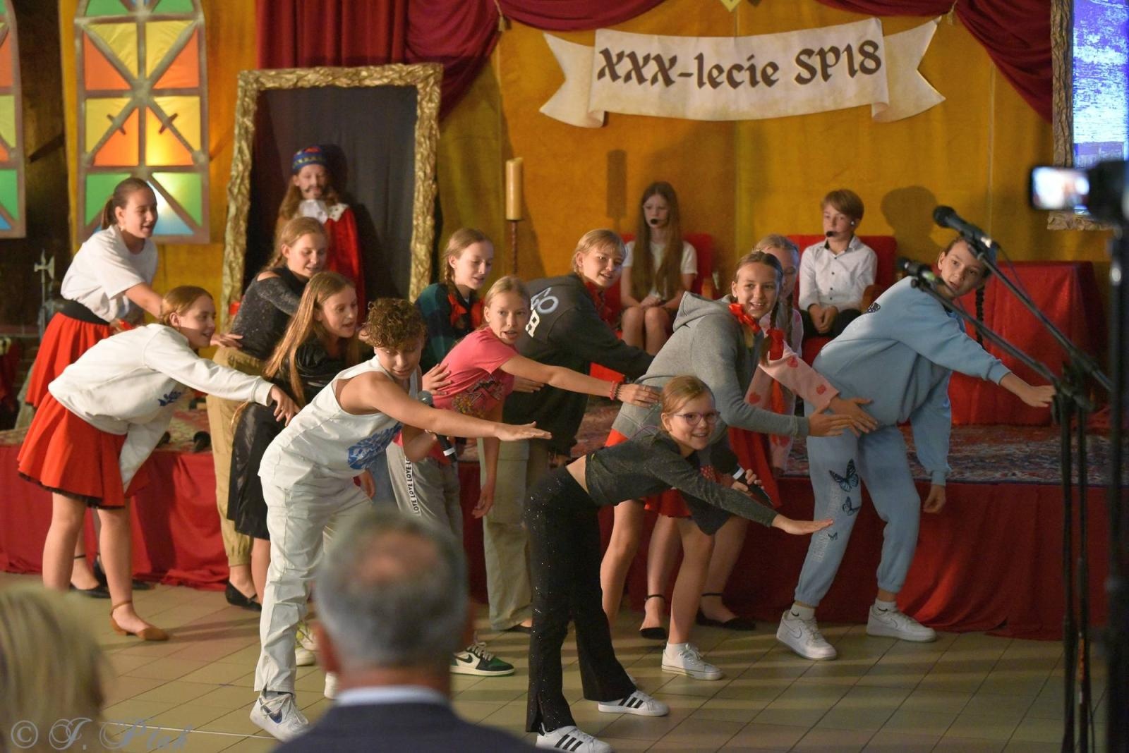 Zdjęcie w galerii na portalu naszraciborz.pl: Urodziny Osiemnastki. 30 lat szkoły w kalejdoskopie wiadomości z regionu