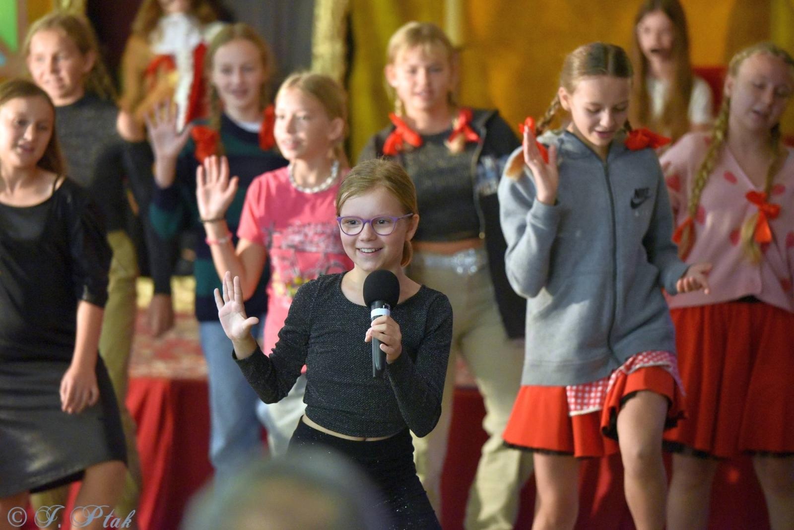 Zdjęcie w galerii na portalu naszraciborz.pl: Urodziny Osiemnastki. 30 lat szkoły w kalejdoskopie wiadomości z regionu