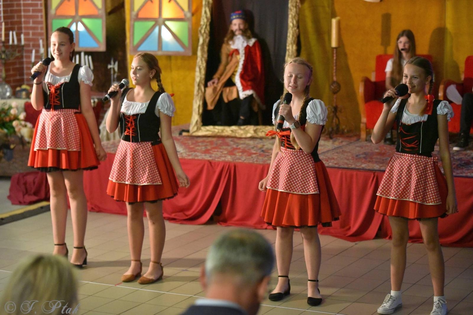 Zdjęcie w galerii na portalu naszraciborz.pl: Urodziny Osiemnastki. 30 lat szkoły w kalejdoskopie wiadomości z regionu