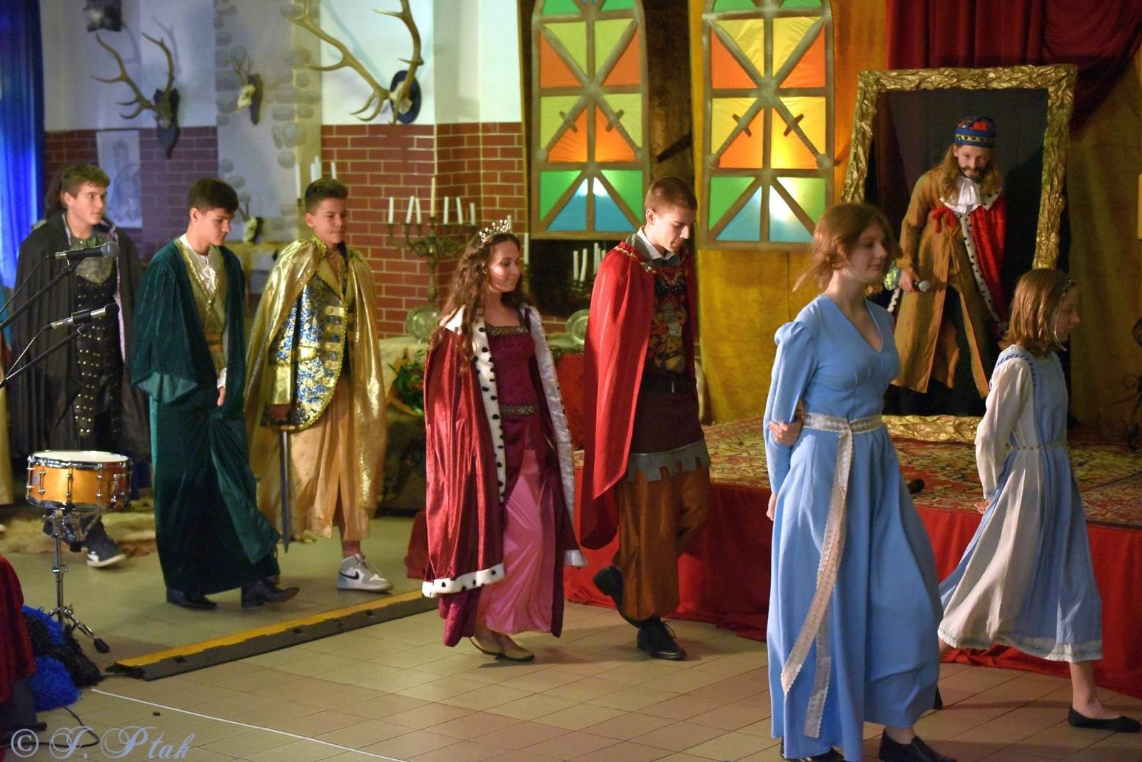 Zdjęcie w galerii na portalu naszraciborz.pl: Urodziny Osiemnastki. 30 lat szkoły w kalejdoskopie wiadomości z regionu